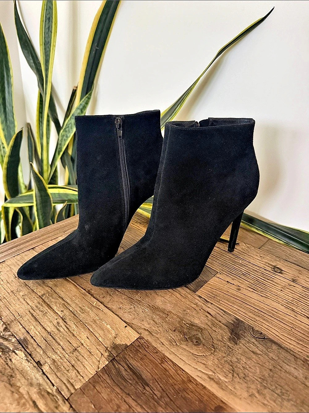 Raye by Revolve Black Pointed-Toe Suede Ankle Boots US 10
